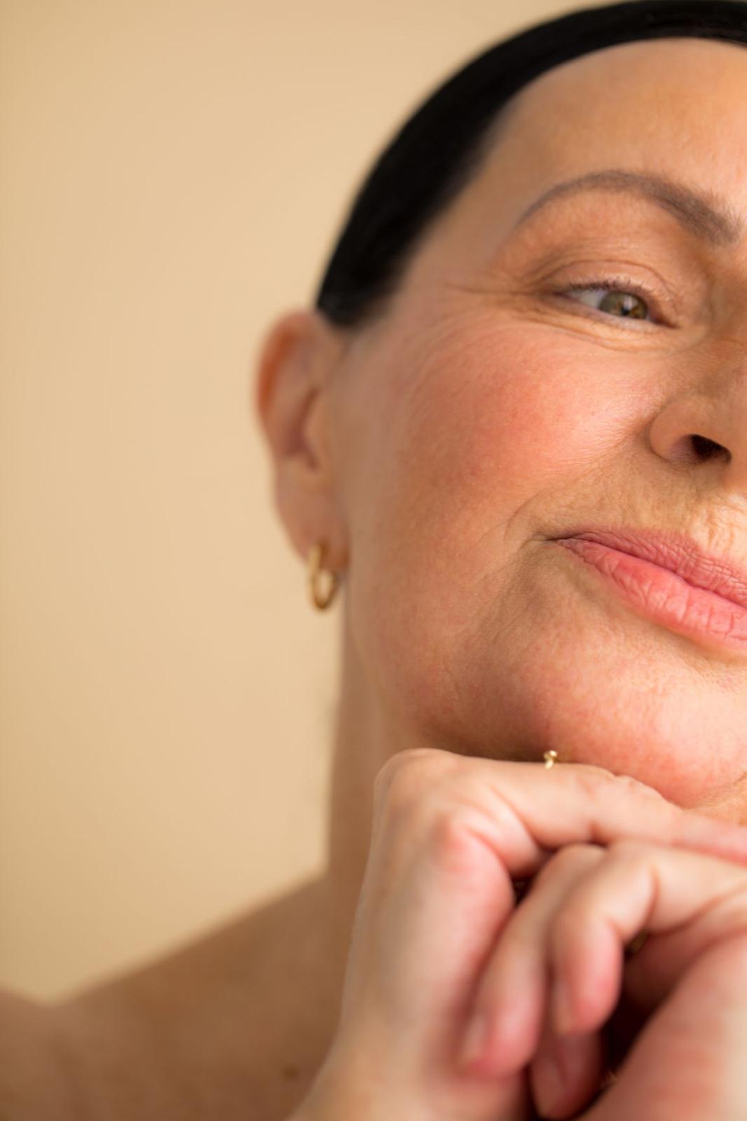 femme qui fait des injections de Radiesse